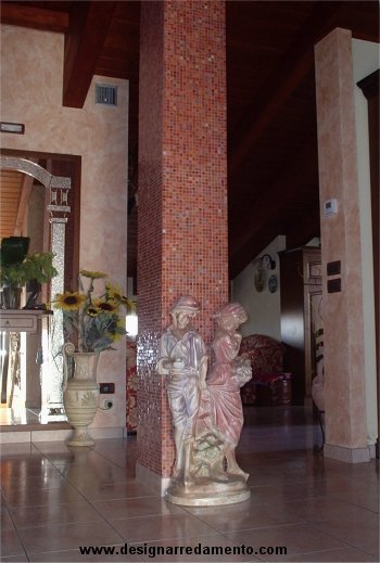 Arredamento di un anticamera(Statua, pilastro con tasselli di murano, specchiera)